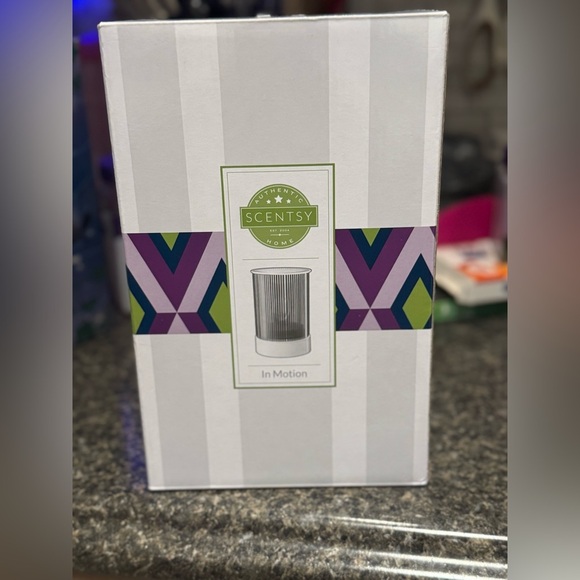 Scentsy Full Size Wax Warmer IN MOTION geometric spinning RETRO
Black & White - Picture 7 of 7